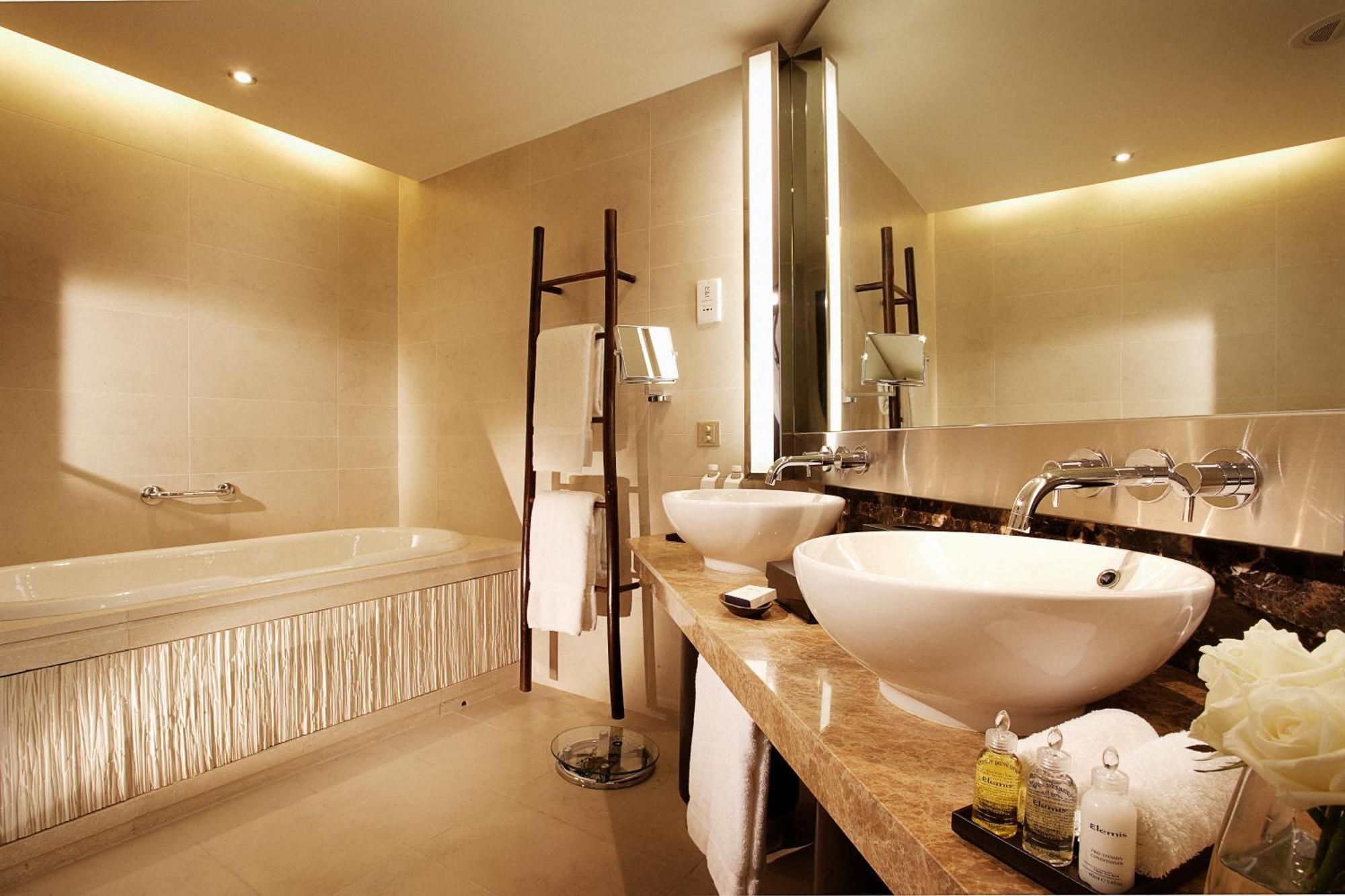 Junior Suite mit Kingsize-Bett und Stadtblick